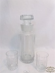 Garrafa licoreira com 2 copos e em cristal lapidado ., Medindo  garrafa 25cm de altura com a tampa e os copos com 2 copos  8cm de altura x 5cm de diametro.