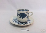 Antiga xícara de café modelo cebolinha em porcelana Alemã Meissen. Medida: 14x 8,5cm de comprimento e 4,5cm de altura. Apresenta marcas do tempo