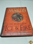 Livro The Worlds of Ice & Fire do autor George R.R. Martin, em excelente estado de conservação, texto em inglês.