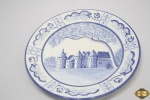 Prato decorativo em faiança portuguesa com castelo azul e branco. Medindo 28,5cm de diâmetro.