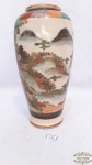 Vaso Floreira ricamente  decorado  com figuras  ,em Porcelana Oriental . Medidas: 22 altura x 6 diametro