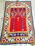 Tapete de oração em tapeçaria arraiolo, inacabado. Medindo 133cm x 82cm.