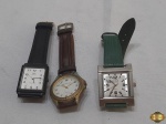 Lote de 3 relógios de pulso com pulseira em couro, das marcas Mondaine, Q&Q, Hugo Boss. Necessitam de revisão.