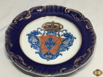 Prato decorativo em porcelana portuguesa Gilman com brasão de Portugal. Medindo 24,5cm de diâmetro.