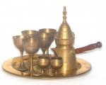Lote com diversos itens em em bronze no estilo indiano calices, bule e bandeja em latão. (desgastes)