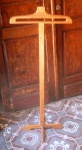 Cabideiro em madeira. (descolado) med. 1,10 x44 cm