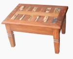 Mesa de centro em madeira com policromia. med:40 cmalt x 70 cm larg x 53 cm prof.