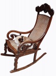 Belíssima e antiga cadeira de balanço Pernanbucana em madeira trabalhada  nobre e palhinha.(desgastes na palha)