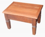.Mesa baixa em madeira .med:45 cm alt x 70 cm larg x 50 cm prof.