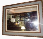 Grande espelho com moldura em madeira decorada.  med.  85 x 1,08 cm
