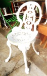 Cadeira de ferro decorada.med:73 cm alt total.