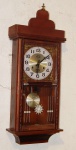 Relógio de parede  (sem funcionamento/falhas na madeira) 75x30x14 cm