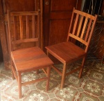 Lote com duas cadeiras em madeira. 95 x 42 cm