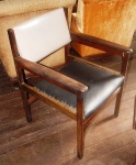 Cadeira design em madeira.  (desgastes)