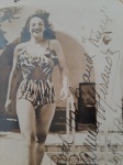 Foto de Carmen Miranda autografada. 12 x9  cm preto e branco  ( desgastes)