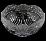 Bowl em Cristal Translucido com Lapidação Raiada e Barrado Próximo a Borda. Estrelar e Flores em Baixo Relevo. Medida: 7,5 X 14 Cm. (Diâmetro da Borda).