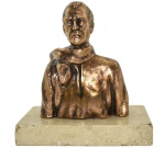 Escultura em Cobre Representando Homem com Cachecol. Base em Mármore. sem Assinatura. Medida: 11 Cm. (Altura) - Base = 12 X 7 Cm.