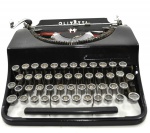 Vintage - Maquina Escrever Italiana OLIVETTI - Ano 1932 - Bom Estado de Conservação.