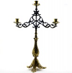 Elegante Castiçal para 3 (Três) Velas em Bronze com Rico Cinzelado - Pés Elevados e Hastes em Vazados e Arabescos. Medida: 41 X 30 X 12 cm.