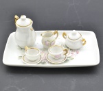 Miniatura de Conjunto de Chá Tet-A-Tet Composto Por Bule Chá / Açucareiro/ Leiteira / 2 (Duas) Xícaras com Pires e Bandeja em Porcelana Branca com Rosas Pintadas a Mão.