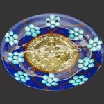 Prato Decorativo em Cerâmica Queimada com Calendário Azteca ao Centro e Barrado em Azul Bic e Flores em Azul Turquesa. Medida : 016 cm (Diâmetro).