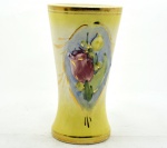 Pequeno Vaso em Porcelana Cerâmica Vitrificada na Cor Amarelo com Ramos de Flores Multicoloridas em Relevos e Frisos Dourados. Medida: 14 X 7,5 Cm. (Diâmetro).