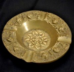 Cinzeiro em Bronze com Barrado e Centro em Flores. Medida: 17 cm. (Diâmetro).
