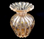 Murano - Vaso em Vidro de Murano Italiano na Cor Rosa com Gotas de Pó de Ouro por Todo o Corpo. Medida: 14 X 11 cm. (Diâmetro)