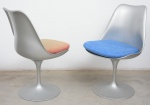 Eero Saarinen, Anos 80, par de cadeiras modelo Tulipa, com almofadas nas cores laranja e azul, estrutura em fibra altura 80 cm.