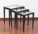 Conjunto de mesas ditas "ninho", composto por 3 mesas em madeira com tampos em vidro, medindo da maior para a menor respectivamente, altura 56 x 38 x 55, altura 53 x 38 x 49 e altura 49 x 38 x 43.