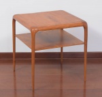 Mesa lateral em madeira nobre medindo altura 55 x 50 cm.