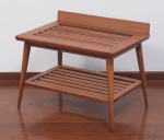 Mesa lateral em madeira nobre com duas prateleiras e pés palito, medindo altura 55 cm x 68 x 47 .