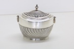 PRATA DE LEI - Lindo açucareiro em prata inglesa contrastada, corpo canelado e alças com argolas laterais . Med. 10x11x8 cm e peso 125 gr. PEÇA NÃO EXPOSTA NO LEILÃO, A MESMA ENCONTRA-SE NO COFRE DO BANCO.