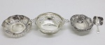PRATA DE LEI - Lote de 4 peças em prata inglesa contrastada. Sendo: A) Colher para açúcar. Peso 7 gr. B) Pequeno cesto vazado. Peso 34 gr. C) Pequena saboneteira. Peso 21 gr e D) Cesto pequeno com alças laterais. Peso 77 gr. Peso total 138 gr. PEÇA NÃO EXPOSTA NO LEILÃO, A MESMA ENCONTRA-SE NO COFRE DO BANCO.