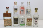 BEBIDAS - Lote de 8 miniaturas de Vodkas diversas. Maior 13  cm e menor 10 cm. Com evaporações.