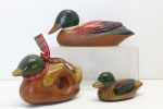 DECORAÇÃO - Lote de 3 patos decorativos policromados em madeira e cerâmica. Maior 6x12 cm e menor 4x7 cm.