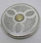 PRATA DE LEI  - Porta pó de arroz em prata de lei contrastada 800 mls, lavrada e cinzelada com motivos florais e ao centro aplicação de medalha em ouro ricamente lavrada. Dia. 6,5 cm e peso 58 gr. PEÇA NÃO EXPOSTA NO LEILÃO, A MESMA ENCONTRA-SE NO COFRE DO BANCO.
