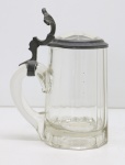 Tankard em cristal europeu lavrado no corpo. Tampa e guarnições em pewter. Alt.: 16 cm. Fio de cabelo na alça.