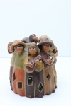 ARTE POPULAR - Grupo escultorico em cerâmica policromada, representando crianças em ciranda. Med. 14x14 cm.