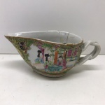 CIA DAS ÍNDIAS - Molheira navicular em porcelana Companhia das Índias decorada em policromia Família Rosa com ramagens floridas. Séc. XVIII. Med. 8x19x9 cm. Fios de cabelo e antiga marca de restauro.