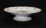 LIMOGES - Prato para bolo em fina porcelana francesa da região de Limoges, branca com lindas flores policromadas, bordas em relevo e delicada douração. Med. 6x22 cm.