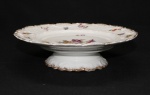 LIMOGES - Prato para bolo em fina porcelana francesa da região de Limoges, branca com lindas flores policromadas, bordas em relevo e delicada douração. Med. 6x22 cm.