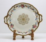 ROSENTHAL - Lindo prato de bolo em porcelana europeia, policromada com rica douração. Dia 29 cm.