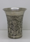 Vaso floreira em metal espessurada a prata, lavrado e cinzelado. Med. 19x16 cm.