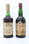 BEBIDAS - Lote de 2 garrafas de bebidas antigas, sendo 1 de Vinho do Porto e 1 de Dry Sack.
