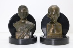 Par de serre livros com bases semi circulares e esculturas em bronze, representando Rui Barbosa e Justiça. Med. 15x10x12 cm.