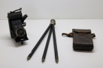 COLECIONISMO VOIGTLANDER Antiga máquina fotográfica com capa em couro na cor marrom e tripé. Necessita restauro.