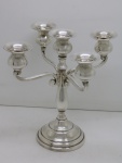 METAL ESPESSURADO A PRATA -  Candelabro para 5 velas, base redonda em metal espessurado a prata. Alt. 25 cm.