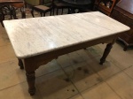 Grande mesa com tampo em grosso mármore branco com espessura de 5 cm, base em Peróba do Campo com os pés torneados. Med. 85x164x71 cm.