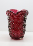 MURANO - Belíssimo e imponente vaso de Murano italiano, na cor rubi em grosso cristal decorado com bolhas de ar e perfeito acabamento. Medidas: 21x16 cm.